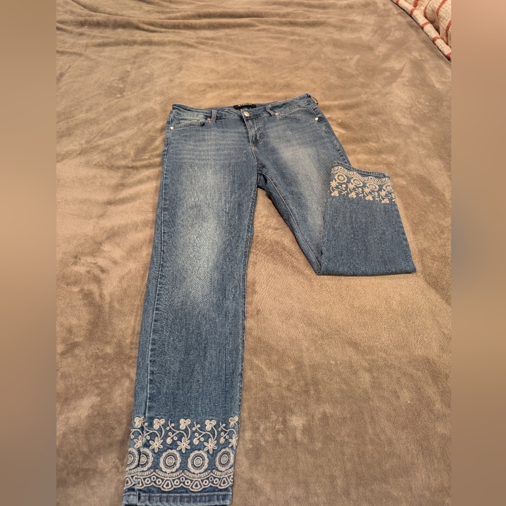 Medium Wash Blue Cropped Jeans with Embroidery
